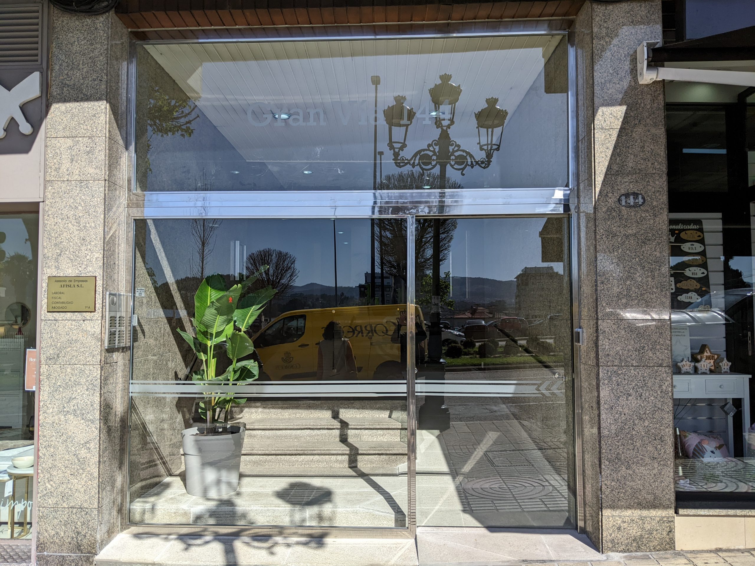 Portal automático en edificio residencial, Vigo